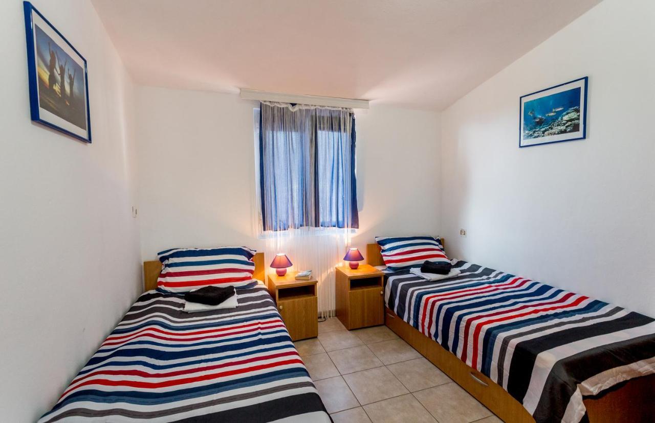 Lustica Apartments Екстер'єр фото
