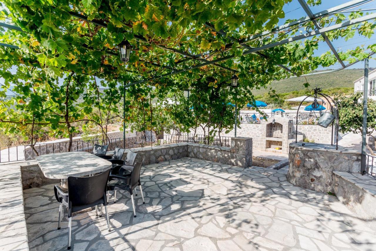 Lustica Apartments Екстер'єр фото