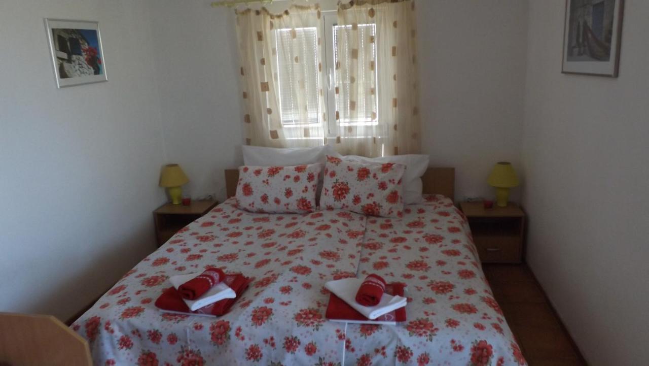 Lustica Apartments Екстер'єр фото